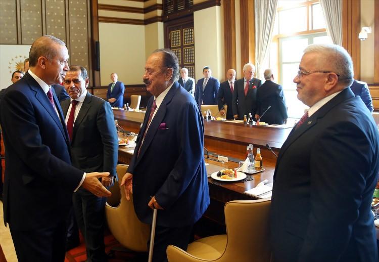 <p>Kulüpler Birliği Vakfı, Başkan Göksel Gümüşdağ liderliğinde Beştepe'de Cumhurbaşkanlığı Külliye'sinde Cumhurbaşkanı Recep Tayyip Erdoğan'ı ziyaret etti.</p>
