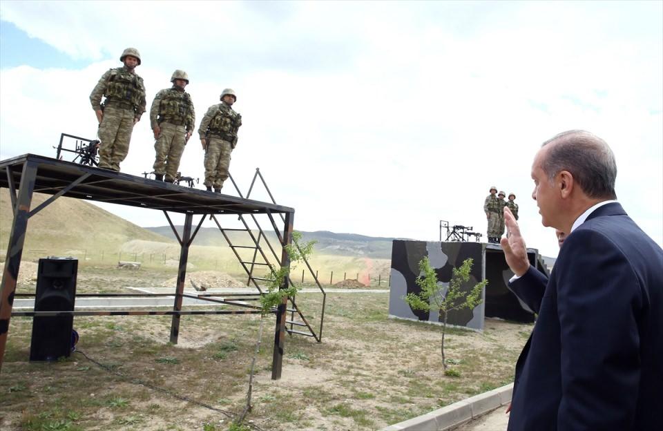<p>Erdoğan, geçen şubat ayında da Güvercinlik’teki Jandarma Komando Özel Asayiş Komutanlığı’nı (JÖAK) ve Emniyet Genel Müdürlüğü Özel Harekat Dairesi Başkanlığı’nı ziyaret etmişti.</p>