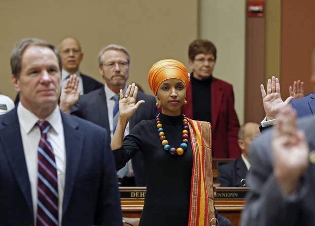 <p>ABD eyalet meclisinde ikinci Müslüman vekil olma ünvanını alan Omar, Müslüman kadın olarak ise bir ilk!</p>
