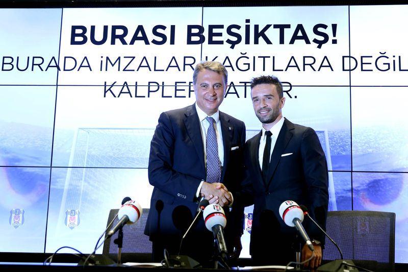<p>Beşiktaş'ın, Fenerbahçe'den transfer ettiği milli sağ bek Gökhan Gönül basın önünde imza attı. İmza törenine başkan Fikret Orman da katıldı.</p>

<p> </p>
