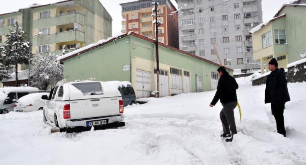 <p>Kar kalınlığının y&uuml;ksek kesimlerde bir metreyi ge&ccedil;tiği kentte, yoğun kar yağışı ve tipi nedeniyle 246 k&ouml;y yoluna ulaşım sağlanamıyor.</p>
