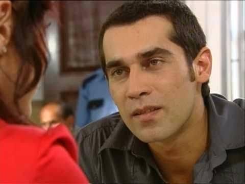 <p>Aile dizisi denilince akla gelen diziler arasında yer alan Yaprak Dökümü, dizisinde de ayrılıklar gerçekleşmişti. Dizinin başrol oyuncusu olan dizi Caner Kurtaran diziden bir anda kovulmuştu. </p>