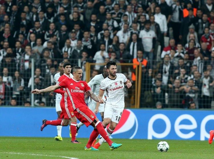 <p>Bir diğer Portekiz gazetesi olan Record'da "Benfica tüm hesapları son maça bıraktı" manşetini attı. Gazete Şampiyonlar Ligi'nin en heyecan veren grubu olan B grubunda her şeyin son maça kaldığını yazdı.</p>