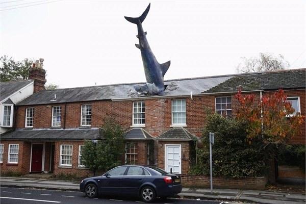 <p><strong>Oxford</strong><br />
Köpekbalığı modelindeki bu ev Oxford'da Nagazaki'ye atom bombası atılmasının 41.yıldönümünde yapılmış (26 Ekim 2013)</p>
