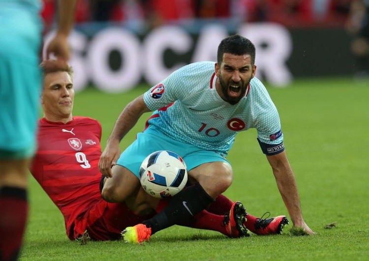 <p>Alman televizyon kanalı ARD'nin "Sportschau" adlı spor programının internet sayfası, "Türkiye umutlanabilir" başlığıyla duyurduğu haberde, Türkiye'nin Çek Cumhuriyeti'ne karşı Avrupa Şampiyonası'nda çetin bir mücadele sonucunda ilk galibiyetini aldığını belirtti.</p>