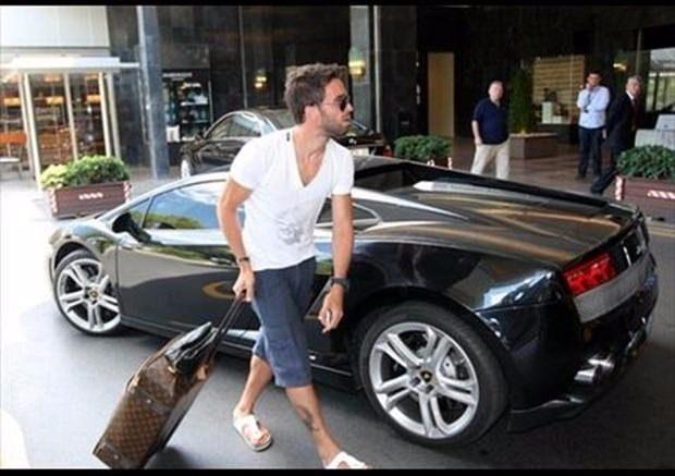 <p><strong>Gökhan Gönül</strong><br />
<br />
Beşiktaşlı futbolcu Gökhan Gönül, Lamborghını</p>

<p> </p>

<p> </p>
