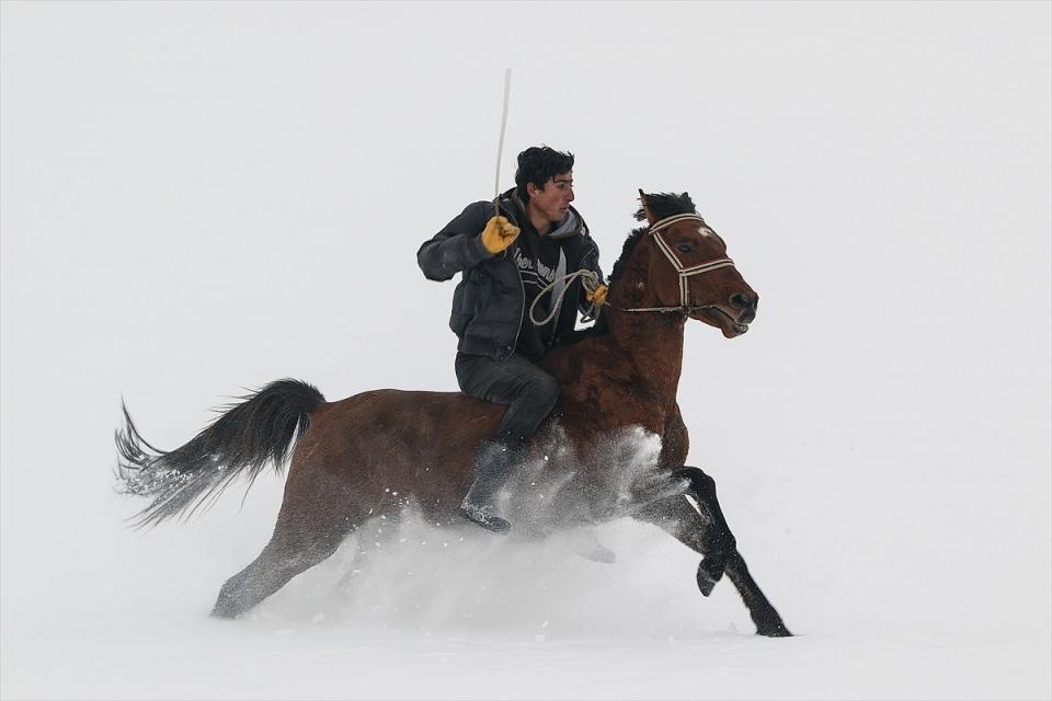 <p>Kış aylarında yoğun kar yağışının yaşandığı Bingöl'ün Karlıova ilçesine bağlı Toklular köyünde yaşayan gençler, yaz aylarındaki at yarışlarına kar üstünde hazırlanıyor.</p>
