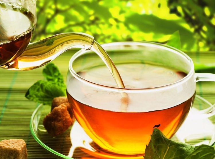 <p><strong>NEFİS BİTKİ ÇAYI</strong></p>

<p>18 adet tarçın çubuğu, 2 çorba kaşığı kakule, 1 çorba kaşığı dört renk biber, 2 çorba kaşığı karanfili havanda dövün. Bu karışımdan 2 çorba kaşığı kadar demliğinize koyun ve 3-4 dilim taze zencefil ekleyin. </p>
