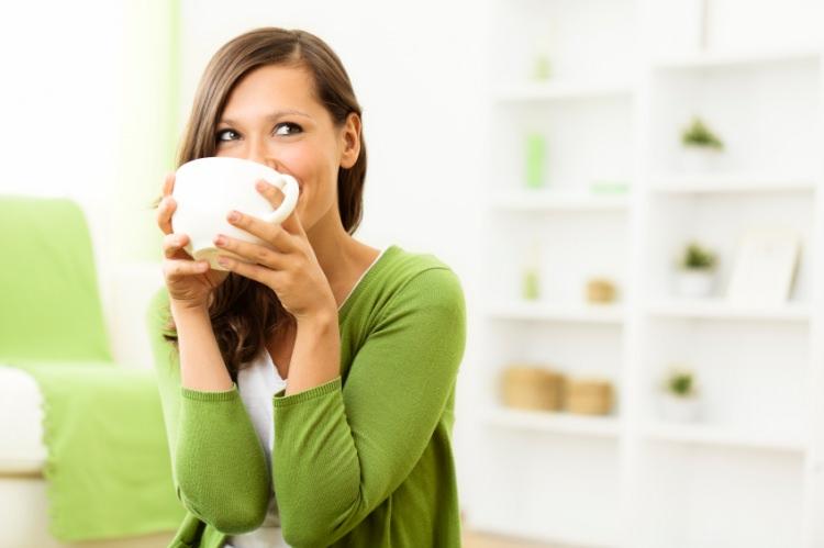 <p>Ancak fazla çay ve kahve tüketimi çok miktarda kafein ve polifenol alımına sebep olur. Bu durum da bazı önemli besin öğelerinin emilimini bozabilir, mineral ve vitamin eksikliğine neden olabilir. </p>
