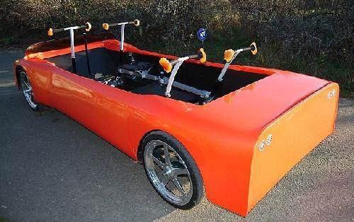 <p>Hem elektrikli bir motor, hem de pedal çevirerek güç üretebilecek bir sisteme sahip olan araç,direksiyon yerine vücudun yöneldiği yöne göre sağa ya da sola gidiyor.</p>
<p> </p>