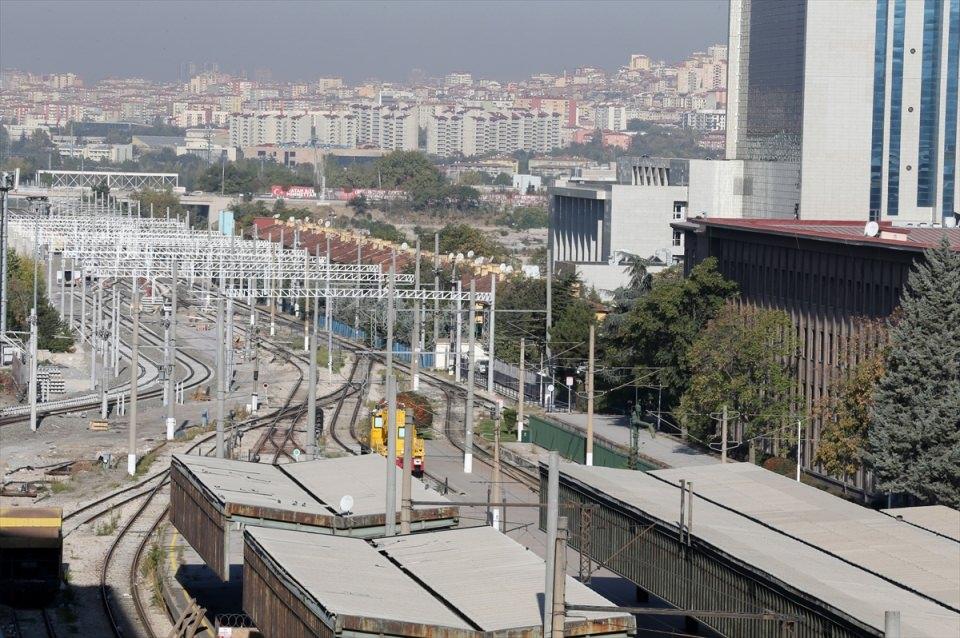 <p>Arslan, Ankaray, Başkentray ve Keçiören metrosuyla entegre olacak garın, sadece yüksek hızlı trene değil, şehir içindeki raylı toplu taşımayı kullanacak yolculara da hizmet edeceğini bildirdi.</p>
