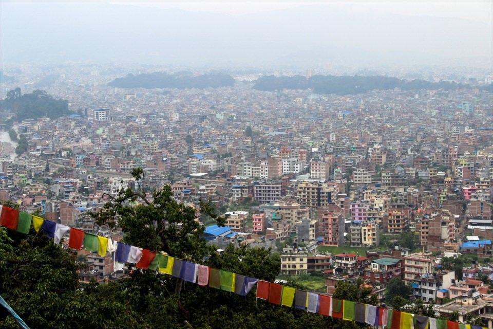 <p>Başkent Katmandu halkı, 25 Nisan 2015&rsquo;te meydana gelen 7,8 b&uuml;y&uuml;kl&uuml;ğ&uuml;ndeki depremin ardından hasarlı binalarda yaşamlarını s&uuml;rd&uuml;rmeye devam ediyor, hafif ve orta derecede zarar g&ouml;ren iş yerlerini kullanıyor.&nbsp;</p>

<p>&nbsp;</p>
