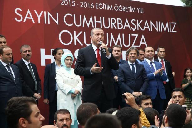 <p>Erdoğan, kendisinin de mezun olduğu Kasımpaşa'daki Piyalepaşa İlkokulu'nu ziyaret ederek, burada düzenlenen yeni eğitim-öğretim yılı açılış törenine katıldı. </p>

<p> </p>
