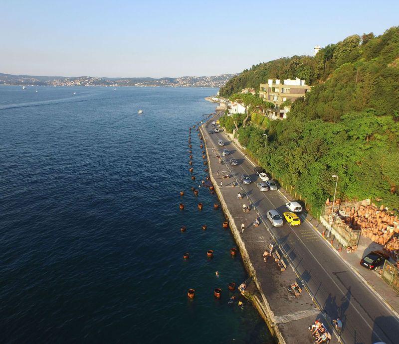 <p><strong>3 KİLOMETRELİK YAYA YOLU</strong><br />
İstanbul Büyük Şehir Belediyesi ve Beykoz Belediyesi işbirliği ile yapılan proje kapsamında Boğaz sahili, kazıklı yol sistemiyle denize doğru 10 metre genişleyecek. </p>
