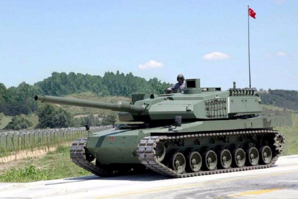 <p>2015'te Altay Ana Muharebe Tankı'nın son iki prototipinin Türk Silahlı Kuvvetleri ve Savunma Sanayi Müsteşarlığındaki testleri başladı.</p>
<p> </p>