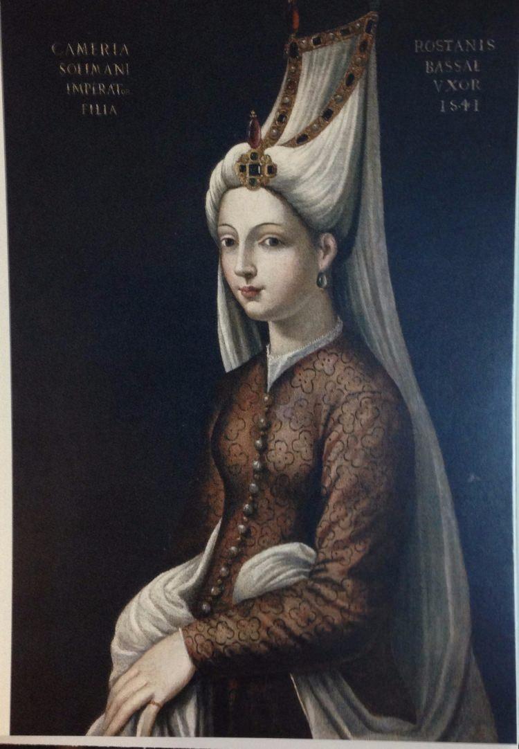 <p><strong>Hürrem Sultan (</strong><strong>1500-1558)</strong></p>

<p>Ukrayna’ya yapılan akınlardan sonra İstanbul’a getirilerek saraya alınan Anastasia’nın adı Hürrem olarak değiştirildi. Devlet işlerinde etkin rol oynayarak Osmanlı İmparatorluğu’nda 'Kadınlar saltanatı' denilen devri başlattığı kabul edilir. Renkli hayatı ile efsaneleşmiş; entrikaları, zekası, cesareti ile ün salmış bir Hanım Sultan'dır. Sultan Süleyman’ın nikâhlı karısıdır.</p>

