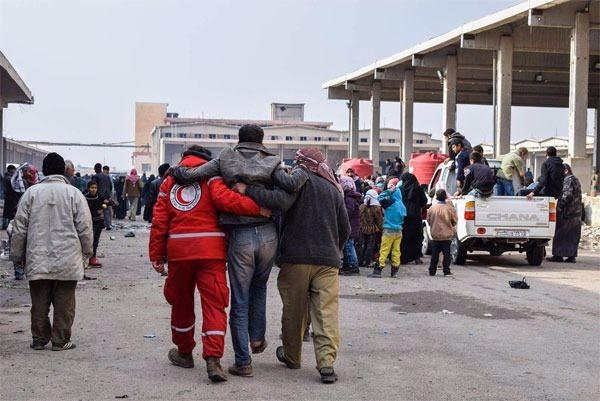 <p>İran'ın tahliye şartları arasında yer alan batıdaki İdlib'de muhalifler tarafından kuşatma altında tutulan iki Şii k&ouml;y&uuml;nden de tahliyeler başladı. S&ouml;z konusu k&ouml;yler Fua ve Kefreyya.&nbsp;</p>

<p>&nbsp;</p>
