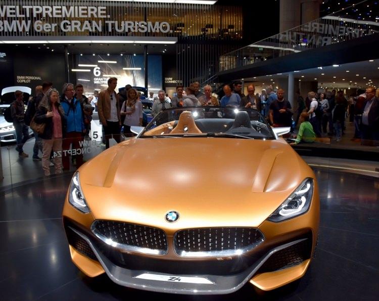 <p>Dünyanın en büyük otomobil fuarlarından olan ve bu yıl 67’ncisi düzenlenen Uluslararası Frankfurt Otomobil Fuarı (IAA) devam ediyor. 24 Eylül'de sona erecek fuarda, BMW Z4 modeli de tanıtıldı.</p>
<p> </p>