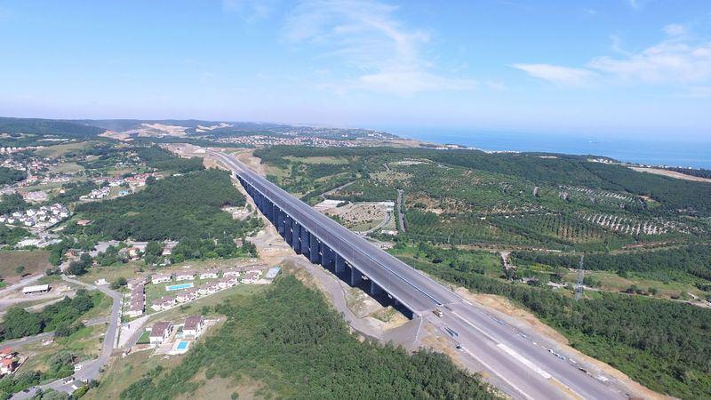 <p>Köprü genişliği 59 metreyi bulmakta olup dünyanın en geniş asma köprüsü konumunda. Yine 322 metreyi aşan kuleleriyle de dünyanın en yüksek kulelerinden birine sahip asma köprüsü niteliği taşıyor. Bin 408 metre ana açıklığı ve yan açıklıklarıyla beraber Yavuz Sultan Selim Köprüsü’nün toplam boyu da 2 bin 164 metredir. </p>