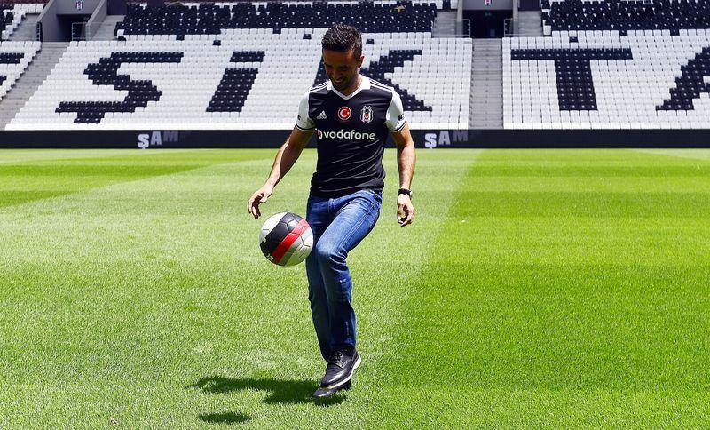 <p><strong>Gökhan Gönül hangi takımlı?</strong></p>
<p>Fikret Orman: Gökhan Gönül, Beşiktaşlı. Bu profesyonel bir hayat. Futbolun içerisinde olan şeyler bunlar. Beşiktaş'a Galatasaray'dan da oyuncular geldi. Biz buradan kişisel işlere girmiyoruz, bize fayda sağlayacak şekilde devam ediyoruz.</p>