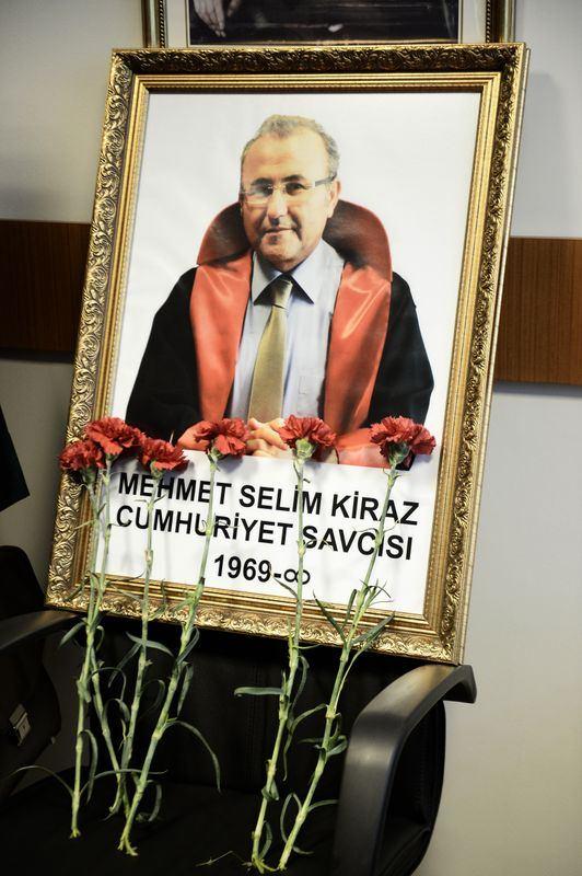 <p>Çağlayan'daki adliyeye gelen Hukukçular Derneği üyesi bir grup avukat, İstanbul Cumhuriyet Başsavcılığı'ndan alınan izinle, savcı Kiraz'ın 31 Mart'ta rehin alınarak şehit edildiği 6. kattaki makam odasına çıktı.</p>

<p> </p>
