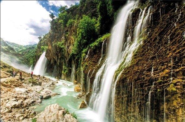 <p><strong>KAPUZBAŞI ŞELALELERİ / KAYSERİ </strong>Dağcıların uğrak yeri Aladağlar Milli Parkı sınırları içerisinde yer alıyor. Yekpare kaya üzerinden büyük bir basınçla yedi ayrı koldan akan şelaleler basınçtan dolayı etkileyici seslerle dökülüyor. Etrafta bungalovlar ve piknik alanları mevcut. Yahyalı.</p>

<p> </p>
