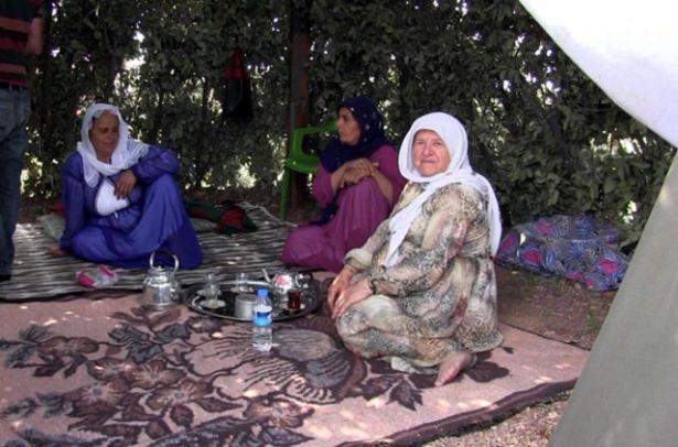 <p>Onlarca çocuk eğitimden yoksun bir şekilde, sağlıksız ortamda yaşamaya devam ediyor. </p>

<p> </p>
