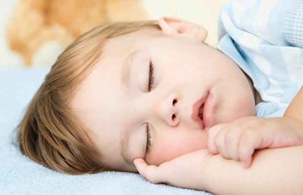 <p>Özellikle uykunun REM evresinde bebeklerde, ağlama, çığlık atma, gülümseme gözlemlenebilir. </p>
