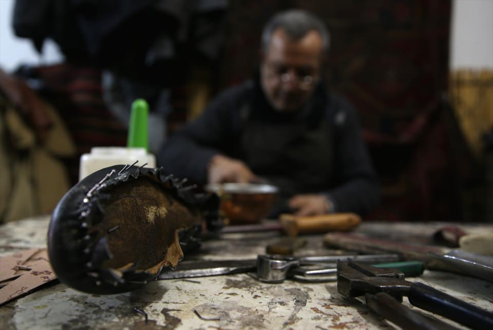 <p>Kışın evlerde tercih ediliyor. Tabakhaneden işlenip geldikten sonra bunların kesimini yapıyoruz. Daha sonra vitrinlere koyarak satışını gerçekleştiriyoruz. Yemenilerin hepsi el emeği. Sadece kesimini makinede yapıyoruz. Bir çifti ile uğraşayım dersen en az 2-3 saat sürüyor. Günde bir adam 10-15 çift yapabiliyor."</p>
