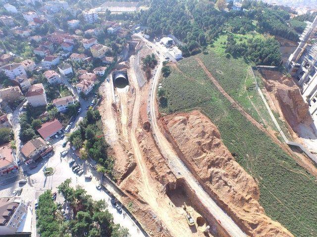 <p>Bu sayede 2019 öncesi ve sonrası tünellerle birlikte 2023'e kadar İstanbul'un altına 145 kilometre yeni yol inşa edilmesiyle trafiğin rahatlaması hedefleniyor.</p>
<p> </p>