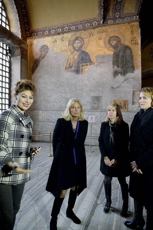 <p>Eşine Fas, Ukrayna ve Türkiye'yi kapsayan denizaşırı seyahatte eşlik eden Jill Biden, İstanbul'da tarihi mekanları dolaştı.</p>

<p> </p>
