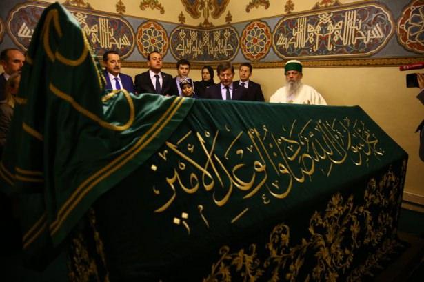 <div>Başbakan Davutoğlu ve eşi Sare Davutoğlu, t&uuml;rbeye gelişlerinde Arnavutluk'tan gelen Makedonya Tetova Harabati Dergahı Dede Babası Edmond Brahimaj ile Kerbela'dan toprak getiren Necef Valisi Adnan Al Zurufi ve diğer ilgililer tarafından karşılandı.</div>

<div>&nbsp;</div>
