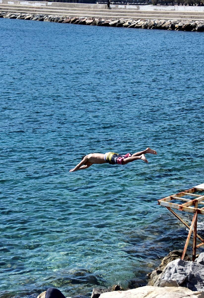 <p>Bodrum Meteoroloji Müdürlüğü yetkililerinden alınan bilgiye göre, ilçede günün en yüksek hava sıcaklığı 23, deniz suyu sıcaklığı ise 16 derece ölçüldü.</p>

<p> </p>
