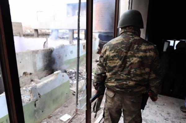 <p>DHA ekibi, resmi açıklamalara göre bugüne kadar 446 PKK'lının etkisiz hale getirildiği Cizre'de güvenlik güçlerinin operasyonlarını görüntüledi. Dün sabah saatlerinde güvenlik güçleri Cudi Mahallesi'ndeki belediyeye ait olan taziye evinde PKK'lıların olduğunu tespit etti. </p>