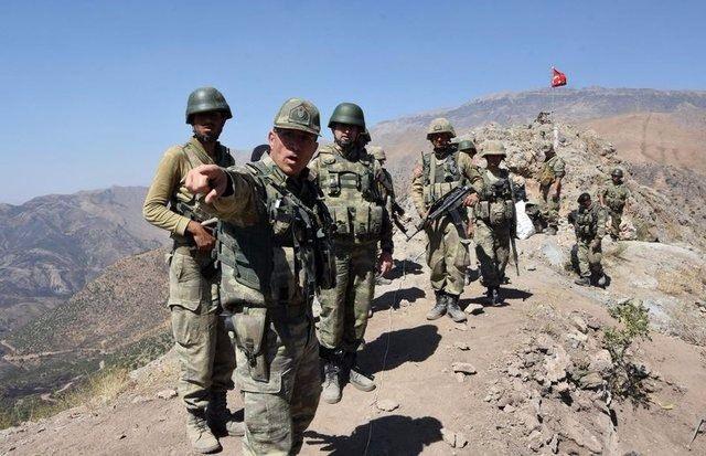 <p>Bu noktada da PKK çaresizdi. Çünkü ‘Kristal’in yerini doldurabileceği ‘Bir bilinç ve cesareti yoktu’. İmanı, irfanı ve haklılığı da. Ortaya çıkan boşluğu da böyle doldurmaktaydı. İçine kattığı zavallıları bu şekilde ölüme gönderebilmekteydi.</p>
<p> </p>