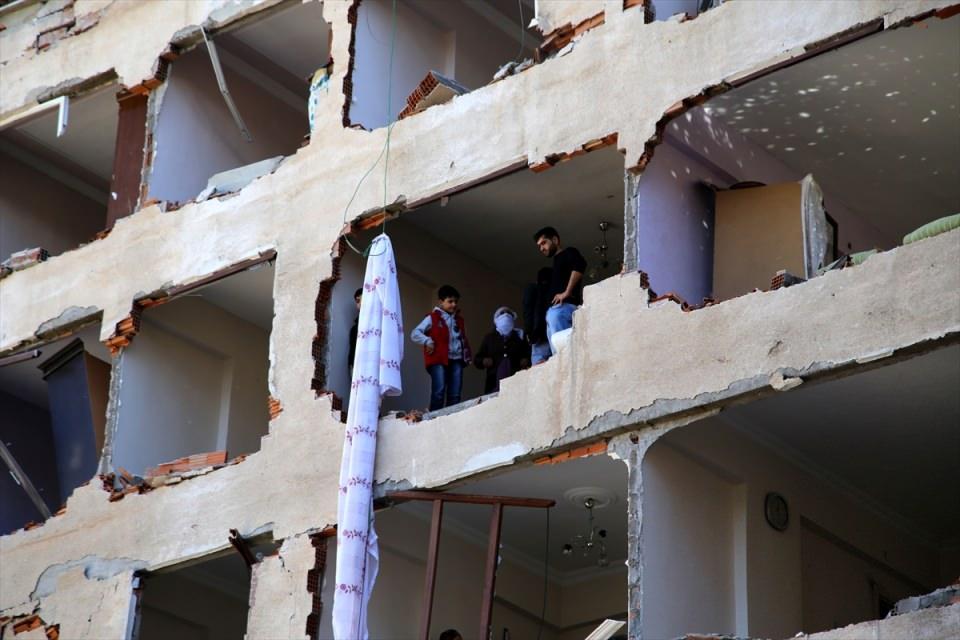 <p>Üniversite öğrencisi Masum Akkurak da patlama sırasında evde olduğunu, kırılan camların isabet etmesi sonucu kardeşinin yaralandığını söyledi.</p>
<p> </p>