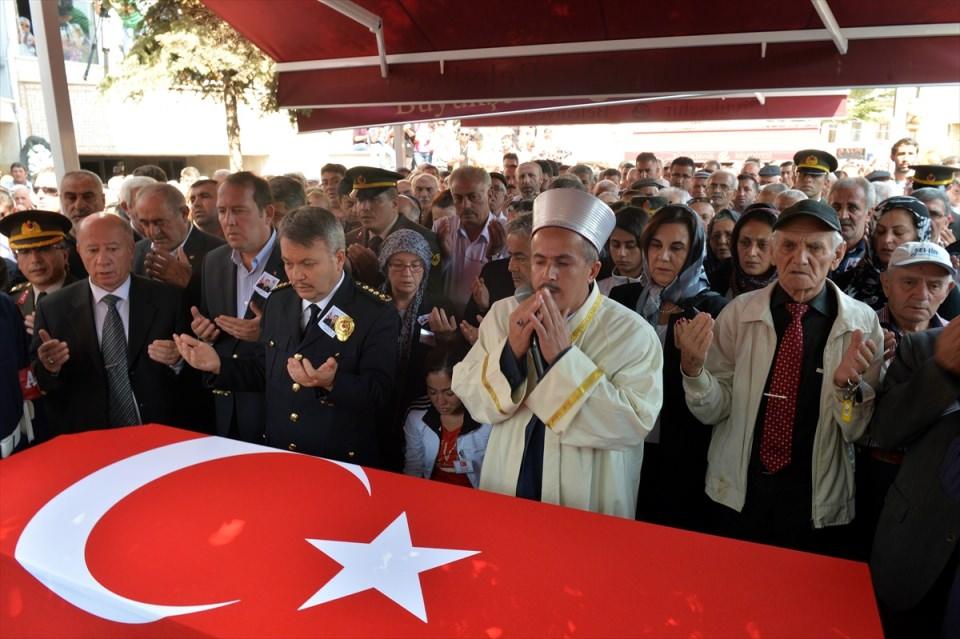 <p>Van'ın Çaldıran ilçesinde terör örgütü PKK'ya yönelik sürdürülen operasyonda şehit düşen Uzman Çavuş Ali Doğukan Kılınç, memleketi Eskişehir'de son yolculuğuna uğurlandı.</p>