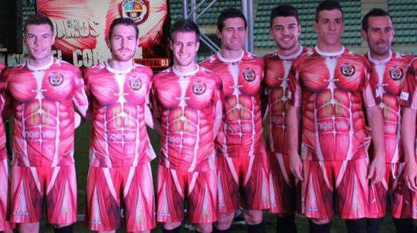 <p>İspanya 4. liginde yer alan Deportivo Palencia bu sezon 'kas dokusu' şeklindeki formayla mücadele ediyor. </p>