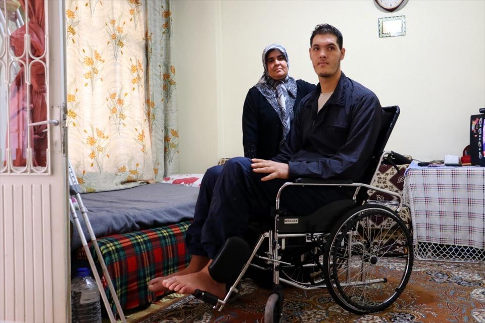 <p><em>Çukurova Üniversitesi Tıp Fakültesinde tedavisinin ardından boy uzamasının yavaşladığına değinen Türkmen, şöyle devam etti:</em></p>
<p>"Bir aydır rahatsızlığımdan dolayı yürüyemiyorum. Ayaklarımın üzerinde duramıyorum. Hastalığıma sinir sıkışması teşhisi konuldu. Yetkililerden maddi manevi yardım talep ediyorum.</p>