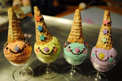 <p>Biraz olsun el beceriniz varsa kolaylıkla yapabileceğiniz sevimli dondurmalara çocuklar bayılacak!</p>
