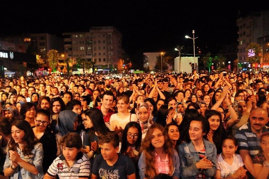 <p>Genç kadınlarda işsizlik oranı genç erkeklerden daha yüksek oldu. 2015 yılında gençlerde işsizlik oranı yüzde 18,5 oldu. Bu oran genç erkeklerde yüzde 16,5, genç kadınlarda ise yüzde 22,2 olarak gerçekleşti.</p>
<p> </p>