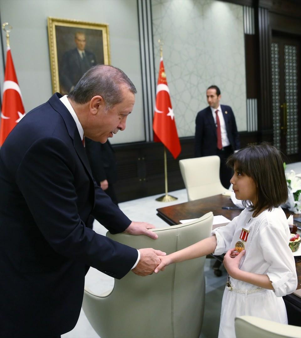 <p>Cumhurbaşkanı Recep Tayyip Erdoğan, 23 Nisan Ulusal Egemenlik ve Çocuk Bayramı dolayısıyla Milli Eğitim Bakanı Nabi Avcı ve beraberindeki öğrencileri Cumhurbaşkanlığı Külliyesi'nde kabul etti. Cumhurbaşkanı Erdoğan, 2010 yılında Hakkari'nin Çukurca ilçesinde şehit olan Fatih Aydoğdu'nun kızı Yaren Aydoğdu (sağda) ile yakından ilgildi.</p>
<p> </p>