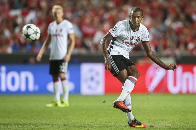 <p><span style="color:#A9A9A9">Yapılan uzun ikna çabalarının ardından Talisca’nın MR’a girmeyi kabul ettiği, ayak tarak kemiğinde kırık çıkmasının ardından ise büyük bir üzüntü yaşadığı vurgulandı.</span></p>
