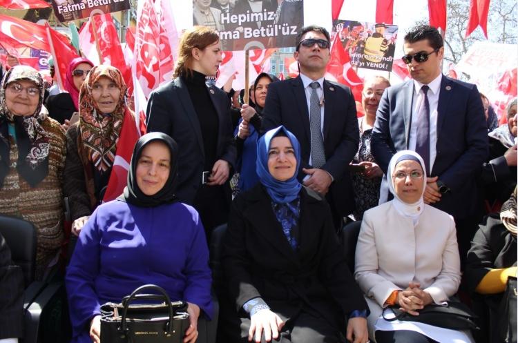 <p>Kendisine Beykoz'da eşlik eden Ravza Kavakçı Kan ve Beykoz Belediye Başkanı Yücel Çelikbilek’in eşi Ayşe Çelikbilek ile birlikte protokolde yerini alan Bakan Kaya, pür dikkat platformu dinledi.</p>
