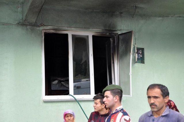 <p>Ekipler içeriye girdiğinde, sobanın bulunduğu odada 1 yaşındaki İsa Eymen ve 2 yaşındaki Nisa Gül Altunbaş kardeşlerin cesetleriyle karşılaştı.</p>