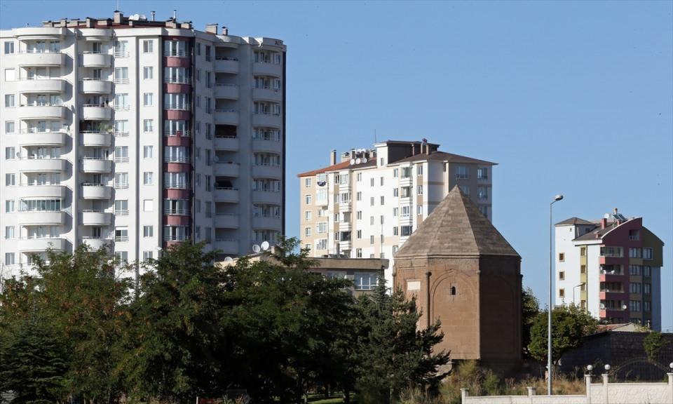 <p>"Sabah namazımı Cami Kebir'de kılarım. Türbeleri teker teker gezerim, etrafından hep şişeler olur, onları temizlerim. Sonra yardımcılar gelir, beraber temizliği yaparız. Her gün üç tane türbe temizleriz. Sonra bir öğlen yemeği yapar beraber yeriz. Perşembe günü de türbelerin sürahilerine su doldururum.</p>

