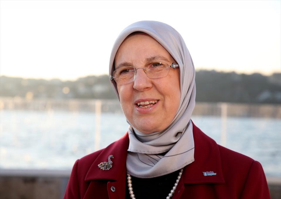 <p>İki çocuk annesi Ramazanoğlu, hukuk eğitimi alan kızı ve makine mühendisliği okuyan oğluna meslek tercihleri konusunda hiç baskı yapmadı. Bakanlığa uzanan yolculuğunda en büyük desteği ailesinden alan Ramazanoğlu, en çok kanepeye uzanıp kitabını okuduğu, çocuklarıyla film izlediği zamanların özlemini duyuyor.</p>
<p> </p>