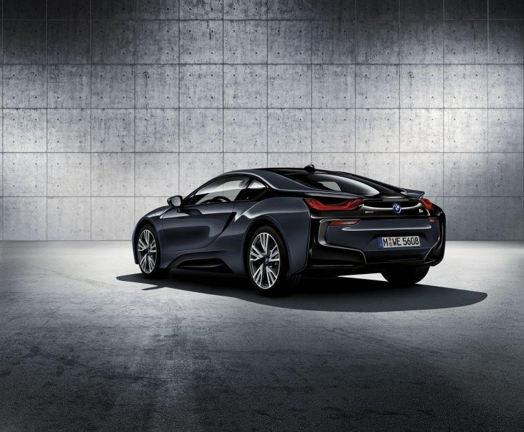 <p>Elektrikli otomobil piyasasına hızlı bir giriş yapan BMW i8, konumunu yeni versiyonuyla güçlendirmeyi hedefliyor.</p>