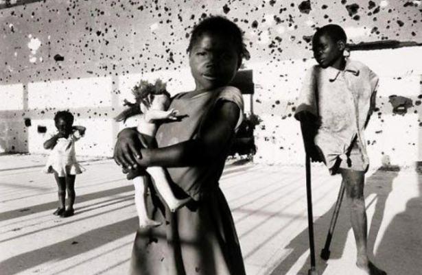 <p>1996 Francesco Zizola, İtalya</p>

<p>Angola'daki iç savaşta öldürülen ve şok içinde yaşayan küçük çocuklar...</p>
