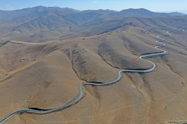<p>Van ve Hakkari illerinin, yüksek dorukları, akarsuları, ovaları, tarım arazileri, yeşillik alanları, yolları, mahalle ve köyleri, metrelerce yükseklikten helikopterle kuş bakışı görüntülendi.</p>